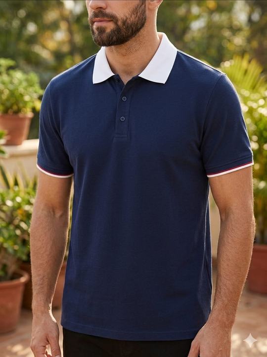 Camisa polo azul de cuello blanco